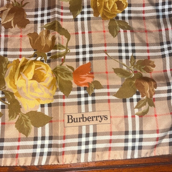 Burberrys Floral Plaid Scarf Limited Edition
Floral Print SILK - Picture 2 of 6